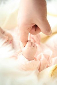 bebe con mano