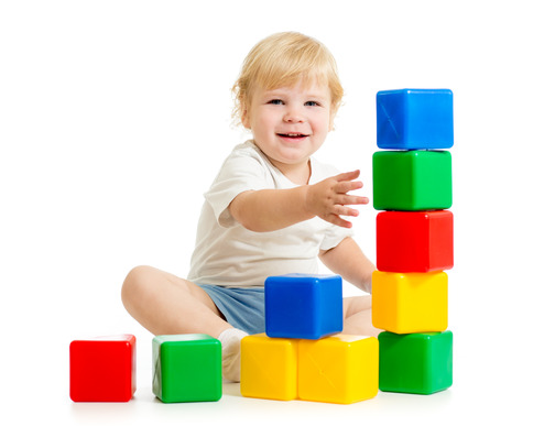 niño jugando con cubos de colores